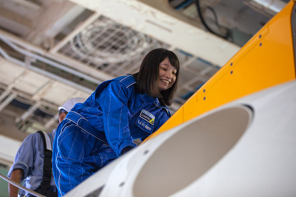 写真：潜水艇の上部に乗り込む山本実侑氏