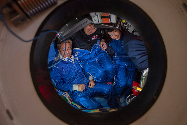 写真：3名の乗組員が潜水艇内部に座っている様子