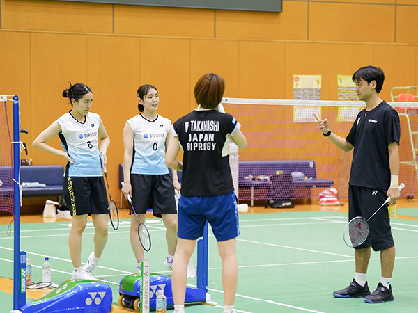 写真：コーチにアドバイスをもらう様子