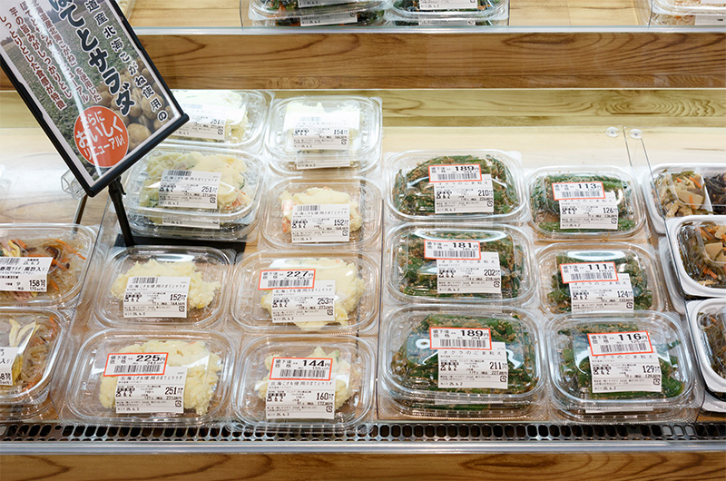 写真：現状、値下げシールを1パックずつ貼っているグラム売りの惣菜