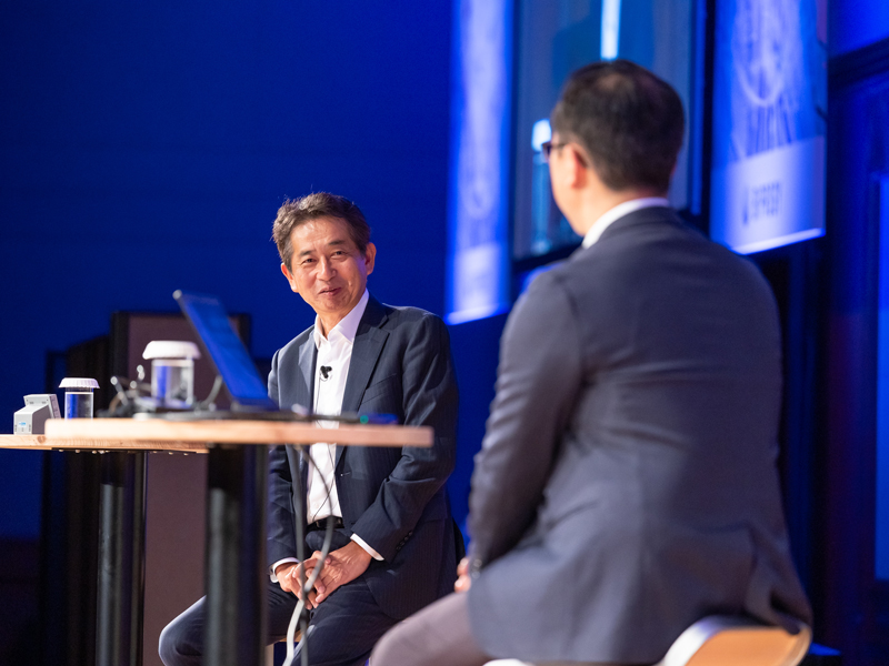 写真：齊藤昇（左奥）、津田氏（右前）