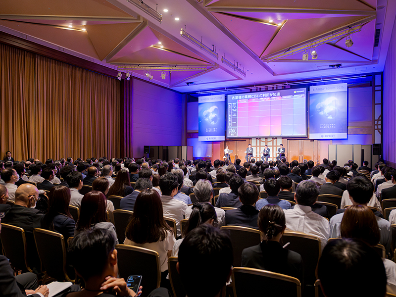 写真:会場にて自社サービスをプレゼンテーションしている様子