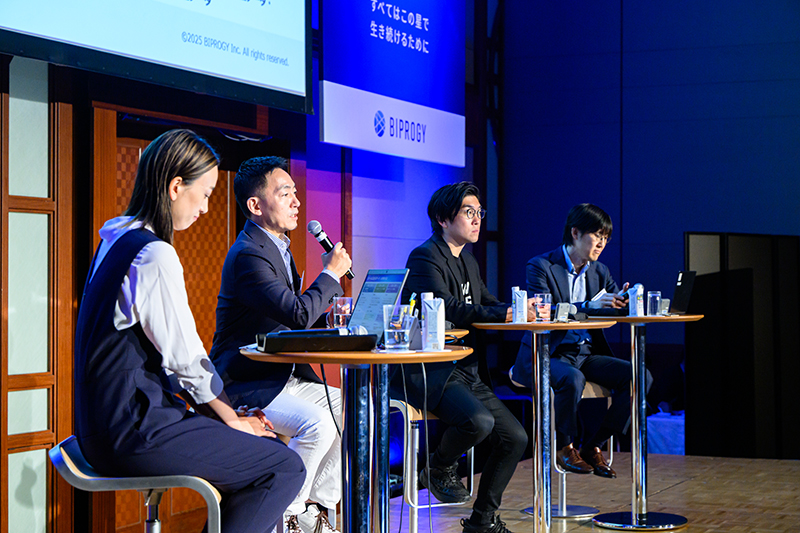 写真:登壇者の4人