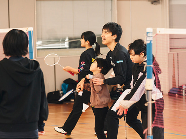 写真:太鼓のリズムに合わせて楽しくウォーミングアップを始める子どもたちとコーチ