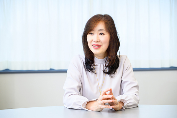 写真:西村やす子氏