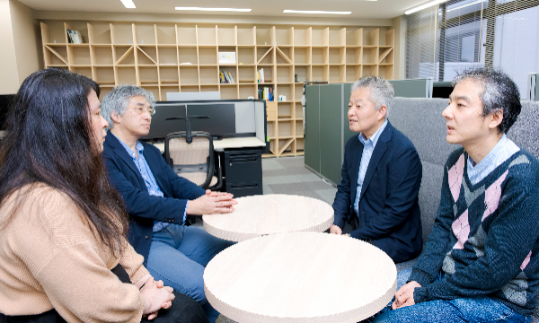 写真： 今回の話者4名