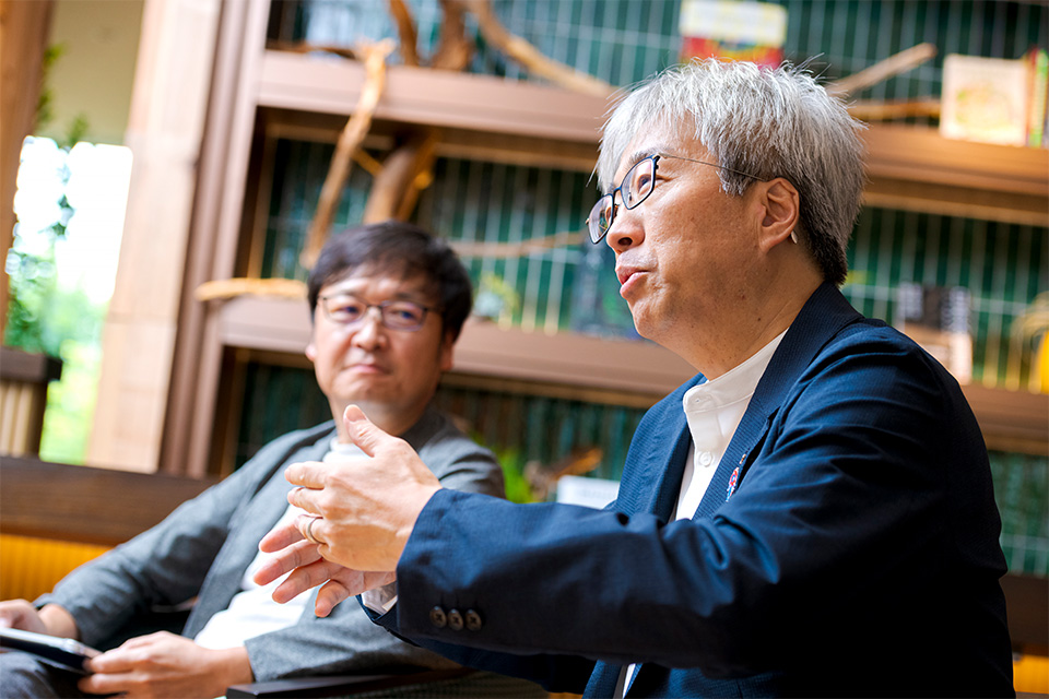 写真：永島（左奥）、奥田氏（右手前）