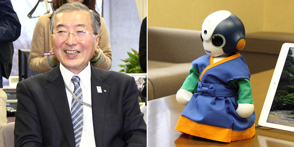 松浦正敬松江市長とコミュニケーションロボット「Sota」